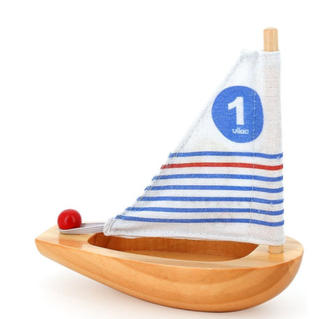 Petit voilier de bain