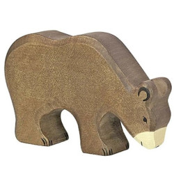 Ours brun mangeant en bois